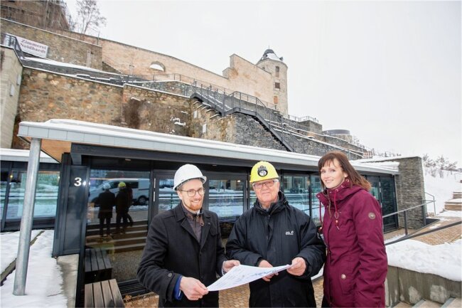 Neue Führung durch Plauen unter Tage - Bürgermeister Tobias Kämpf, Bergknappe Gert Müller und Kathleen Dentler von der Tourist-Information ziehen jetzt an einem Strang. 