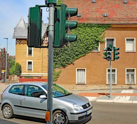 Laut Stadtverwaltung soll die neue Fußgängerampel an der Glauchauer Landstraße in absehbarer Zeit in Betrieb gehen. 