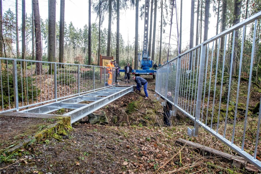 Neue Fußgängerbrücke am Essigsteig im Plauener Stadtwald - Die Firma Metallbau Strobel aus Plauen bereitete die drei Brückenteile so vor, dass diese unkompliziert auf das vorhandene Fundament aufgesetzt werden konnten.