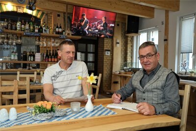 Neue Gaststätte eröffnet: Ein Hauch Bayern mitten im Erzgebirge - Markus Nitsch (links) spricht mit seinem Wirt Volker Bartl die Gerichte für die nächste Woche ab.