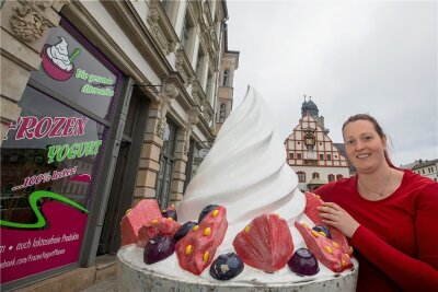 Neue Gebührensatzung in Plauen: Gastronomen zeigen sich überrascht - Tina Eltermann vor dem Eiscafé "Frozen Yogurt" am Altmarkt: Die Stadtverwaltung will die Gebühren für die Außengastronomie reduzieren - zur Freude der Wirte und Café-Betreiber. 