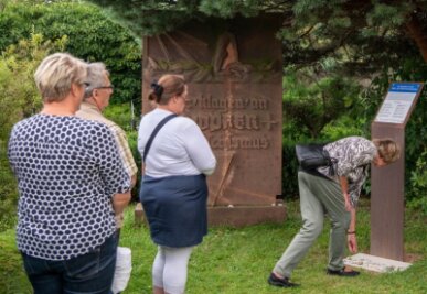 Neue Gedenktafel nennt KZ-Opfer beim Namen - Besucher der Einweihung legen gemäß jüdischer Tradition Steine am Fuß der Gedenkstätte ab. 