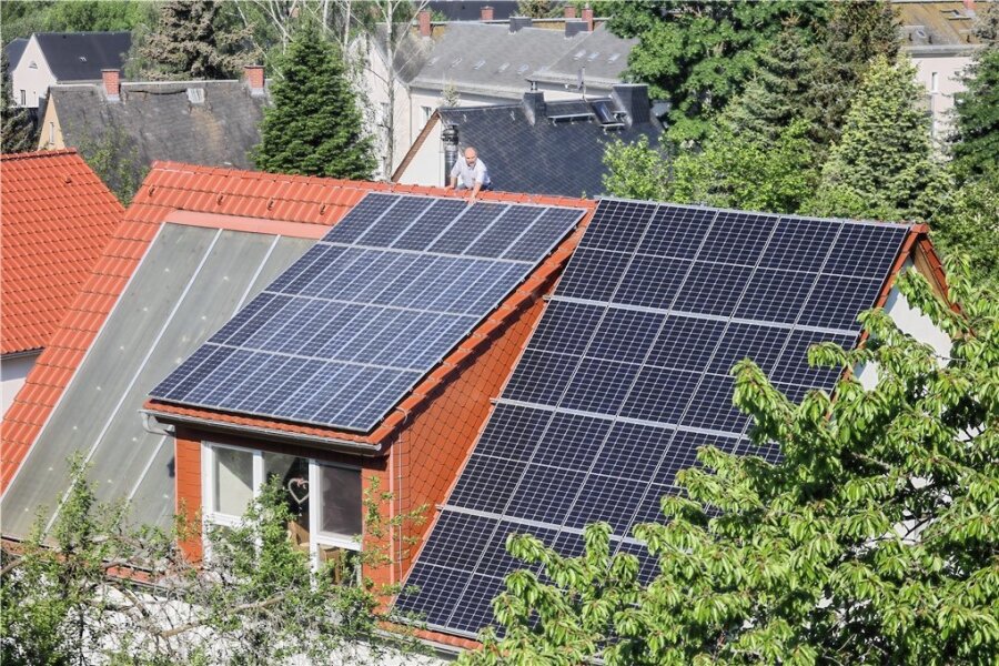 Neue Genossenschaft will erneuerbare Energien aus Bürgerhand - Die Genossenschaft plant in Freiberg und Grünlichtenberg - wie auf dem Symbolbild - auf Dächern Photovoltaik-Anlagen zu errichten.