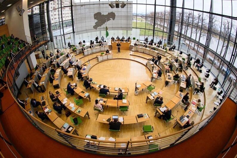 Neue Gesetze - oft höhere Kosten - Blick in den Plenarsaal während einer Sitzung des Sächsischen Landtages.