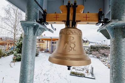 Neue Glocke auf dem Rödlitzer Friedhof wird am Sonntag geweiht - Das Christusmonogramm und die griechischen Buchstaben Alpha und Omega zieren die Rückseite der neuen Friedhofsglocke in Rödlitz. Am Sonntag wird sie geweiht.