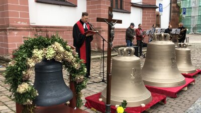 Neue Glocken für Crimmitschauer Kirche - Pfarrer Ferry Suarez und die neuen Glocken.