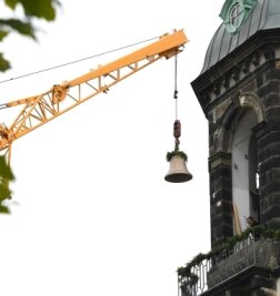 Neue Glocken im Kirchturm - Ein Kran hat am Montag die vier Glocken - im Bild die Größte in den Turm gehoben. 