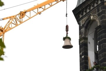 Neue Glocken im Kirchturm - Ein Kran hat am Montag die vier Glocken - im Bild die Größte in den Turm gehoben. 