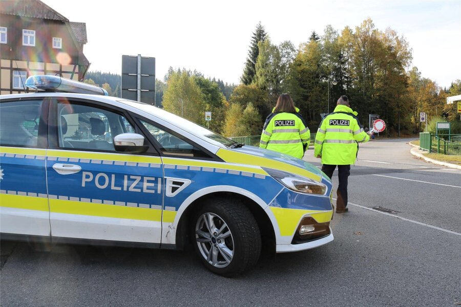 Neue Grenzkontrollen zu Tschechien: So läuft es in Johanngeorgenstadt - Grenzkontrolle am Übergang zwischen Johanngeorgenstadt und Potůčky: Seit Dienstag sind Beamte der Bundespolizei auch hier stationär im Einsatz.