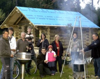 Neue Hütte im Zinsbachtal bietet Wanderern Schutz - 
              <p class="artikelinhalt">Mit einer kleinen Feier haben diejenigen, die beim Bau der neuen Wanderschutzhütte im Zinsbachtal mit angepackt haben, ihr Bauwerk am Jungfernsprung eingeweiht. </p>
            