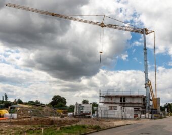 Neue Häuser in Burgstädt sollen 2022 bezogen werden - An der Straße Am Stadion in Burgstädt baut ein Investor Ein- und Mehrfamilienhäuser, die nächstes Jahr fertig sein sollen. 