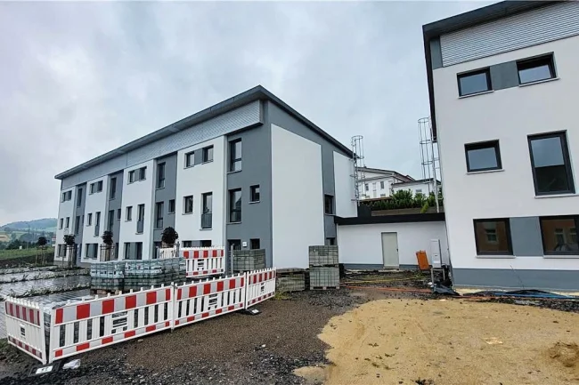 Neue Häuser in Raschau ab Mitte Juni bezugsfertig - Es ist das Haus Nummer 17 mit den Eingängen a bis f an der Beethovenstraße in Raschau. Während das linke Objekt bereits komplett fertig ist, laufen derzeit am rechten Teilobjekt noch Restarbeiten vor den Hauseingängen. 