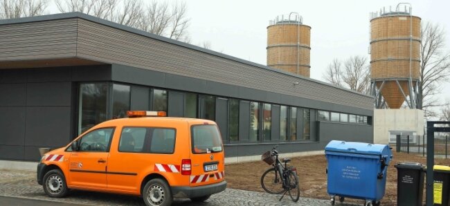 Die neue Straßenmeisterei in Langenhessen ist am Donnerstag offiziell in Betrieb genommen worden. Hingucker sind die beiden 23 Meter hohen Silos, in die jeweils 600 Tonnen Streusalz passen.
