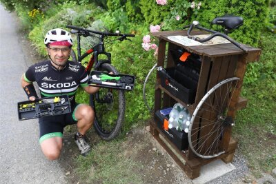 Neue Hilfsstation für Biker an beliebtem Radweg im Erzgebirge - Thomas Dittrich hat an dem Radweg wenige Hundert Meter vom Feuerwehrdepot entfernt eine Selbsthilfestation für Radfahrer installiert.