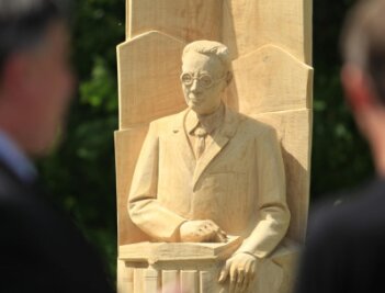 Neue Holzköpfe für die Wismut-Stadt - Heimatforscher Siegfried Sieber ist nun als Holzskulptur verewigt.