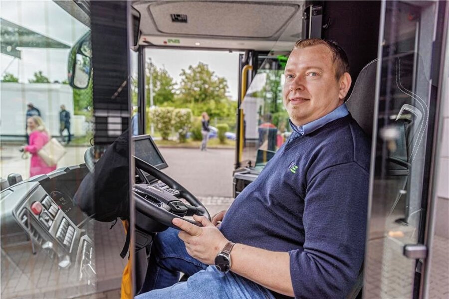 Neue Hybridbusse starten zu ersten Fahrten im Erzgebirge - Busfahrer Alexander Jerschow vom Standort Lugau im Cockpit eines neuen Hybridbusses des Regionalverkehrs Erzgebirge. 