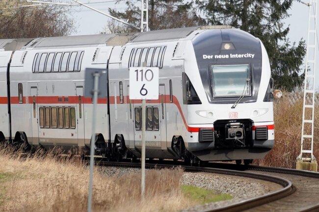 Per Intercity-Doppelstockzug - hier eine Aufnahme von einem IC aus dem Jahr 2020 in Mecklenburg-Vorpommern - können Bahnreisende künftig von Freiberg nach Warnemünde gelangen. 