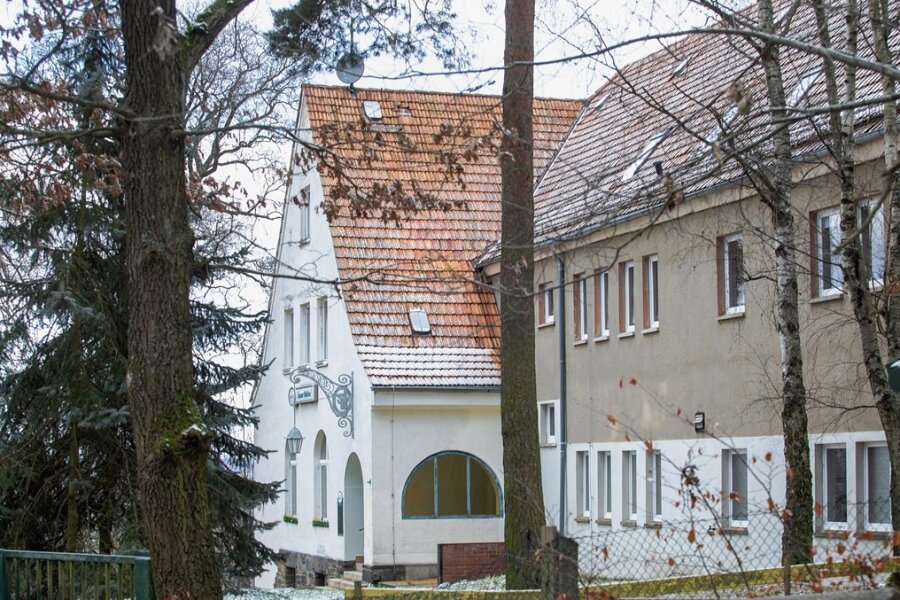 Das 109 Jahre alte Reusaer Waldhaus hat eine wechselvolle Geschichte. Die Käufer der Immobilie sind abgesprungen und haben ihr Projekt gestoppt. Die Mietervereinschefin schlägt jetzt ein Bürgerhaus vor.