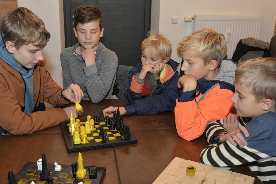 Neue Ideen aus dem Adorfer „Makerlab“: Wie es trotz Projektende weitergehen soll - Adorfer Schüler haben im Rahmen des Projektes "Makerlab" ein Schachspiel entworfen und die Figuren per 3D-Drucker realisiert.