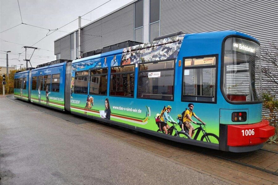 Neue Image-Kampagne klebt an Straßenbahn: Vogtland will in Nürnberg und Frankfurt Top-Leute abwerben - Die neue Kampagne „Kluge Köpfe“ wirbt auf einer Straßenbahn in Nürnberg um Fachkräfte für das Vogtland.