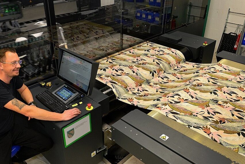 Neue italienische Anlagen für Frankenberger Textildruckerei - Sebastian Knof bedient die neue Digitaldruckmaschine der Innotex Merkel & Rau GmbH in Frankenberg. Das Unternehmen mit seinen 129 Mitarbeitern zählt zu den größten Steuerzahlern der Stadt. 