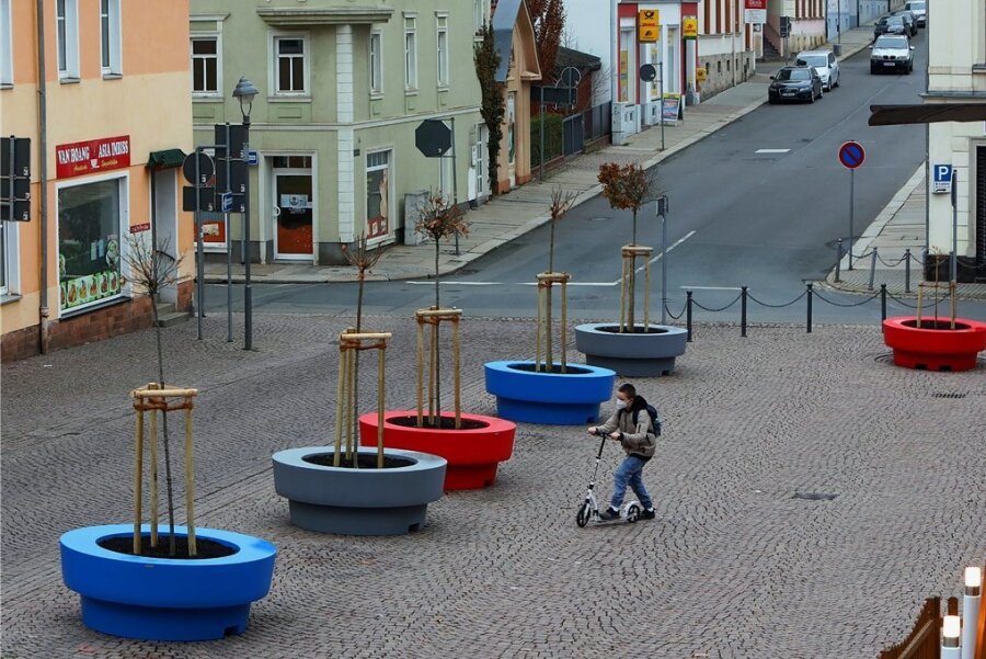 Neue Kübel auf dem Teichplatz in Meerane: Einem Stadtrat ist es nun zu bunt - Gegenwart: So sieht es seit einigen Tagen auf dem Teichplatz aus.