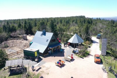 Auf dem Plateau des 905,1 Meter über NN gelegenen Kahlebergs empfängt seit Dienstag die Kahlebergbaude wieder Gäste. Nach umfangreicher Sanierung wurde die 1961 errichtete Hütte wiedereröffnet.