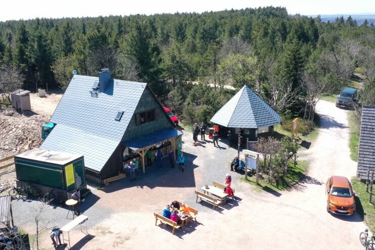 Auf dem Plateau des 905,1 Meter über NN gelegenen Kahlebergs empfängt seit Dienstag die Kahlebergbaude wieder Gäste. Nach umfangreicher Sanierung wurde die 1961 errichtete Hütte wiedereröffnet.