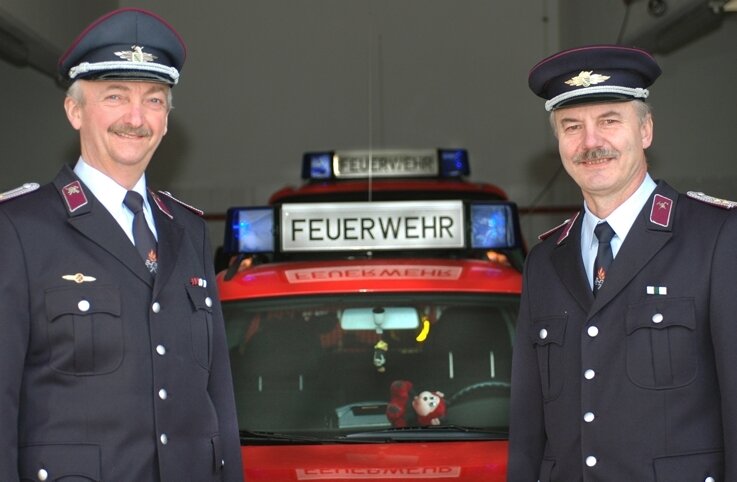 Neue Kameradschaft beschworen - 
              <p class="artikelinhalt">Gunter Heckel (rechts) ist neuer Auerbacher Wehrleiter, zu seinem Stellvertreter wurde Gerd Hummel gewählt.</p>
            