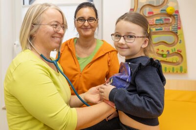 Neue Kinderärztin verstärkt Praxis in Annaberg - Mit Katja Lang (links) und Birgit Rasch praktizieren nun zwei Medizinerinnen in der Annaberger Kinderarztpraxis. Zu ihren Patienten gehört auch die fünfjährige Saskia.