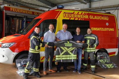 Neue Klamotten für die Feuerwehrleute aus Glauchau: Jacken und Hosen kosten rund 320.000 Euro - Stadtwehrleiter Mike Wunderlich (Mitte) bei der Übergabe der Jacken mit dem Schriftzug „Feuerwehr Glauchau.“