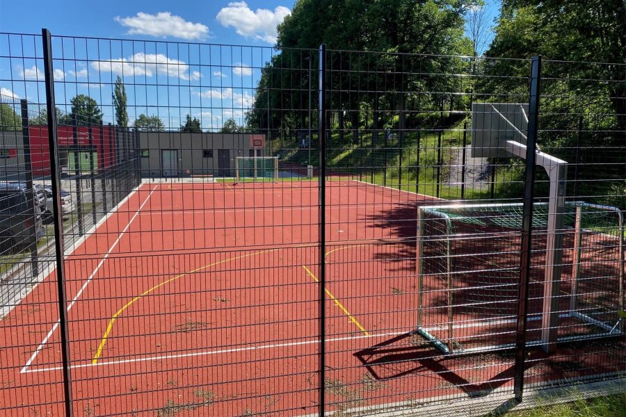 Neue Kleinfeldsportanlage in Augustusburg: Anstoß für die Fußballer - Die neue Kleinfelsportanlage in Augustusburg kann vorerst zumindest von den Fußballern genutzt werden.