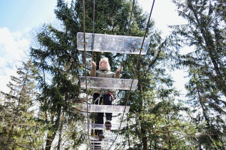 Neue Kletterwald-Parcours mit dem besonderen Kick - Sorgt für kribbelige Momente: die neue Plexiglas-Hängebrücke im Kletterwald Schöneck. Dajana Schmeißer probiert sie schon einmal aus. 