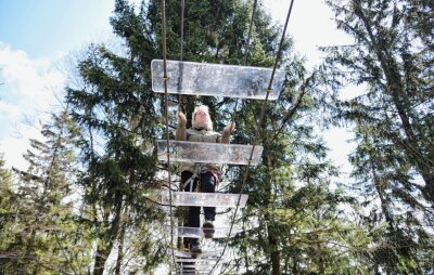 Neue Kletterwald-Parcours mit dem besonderen Kick - Sorgt für kribbelige Momente: die neue Plexiglas-Hängebrücke im Kletterwald Schöneck. Dajana Schmeißer probiert sie schon einmal aus. 