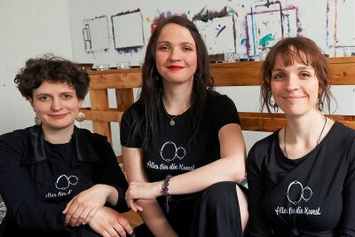 Neue Kreativwerkstatt: Drei Frauen öffnen in Plauen Atelier für Jedermann - Rebecca Schöler, Kristin Lehmann und Katrin Limmer (von links) laden ohne Zwang und Vorgaben zum Malspiel ein. Sie haben den neuen Verein "Weltraum" gegründet - eine Kreativwerkstatt für Jedermann. 