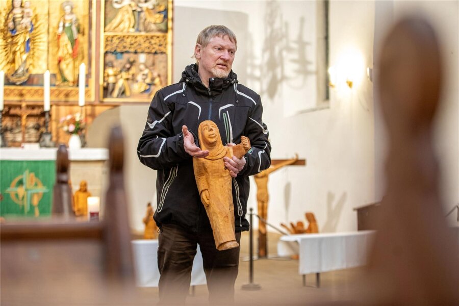 Neue Kreuzwegausstellung in der Plauener Johanniskirche eröffnet - Hobbyschnitzer Gerd Kämpf hat im Altarraum der Plauener Johanniskirche seine Holzfiguren mit biblischen Bezügen platziert.