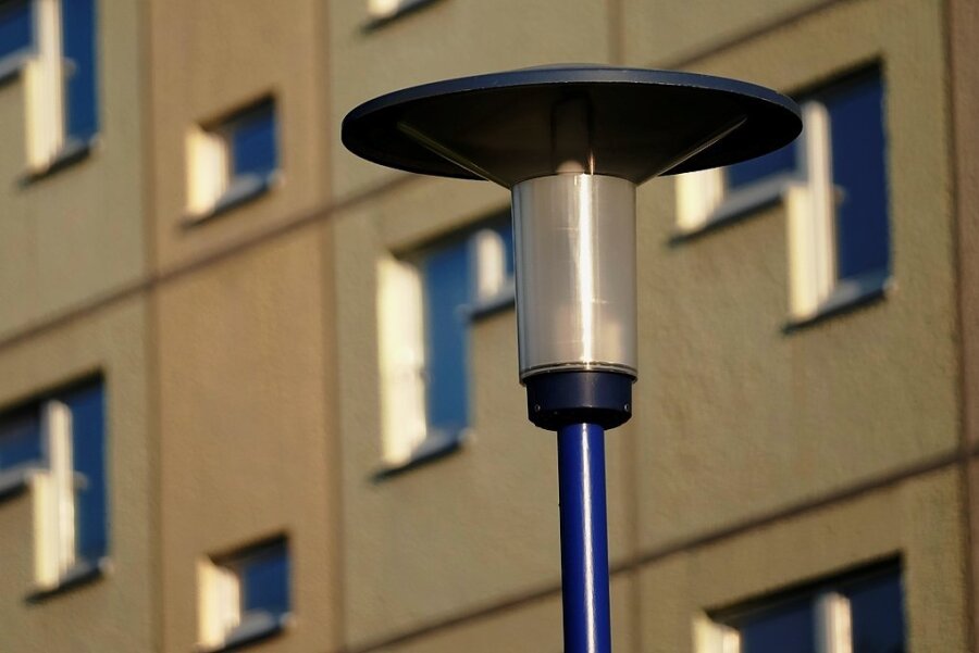 Neue LED-Lampen in Reichenbach: Stört der höhere Blaulicht-Anteil die Nachtruhe? - Eine der auf LED umgerüsteten Laternen am Obermylauer Weg.