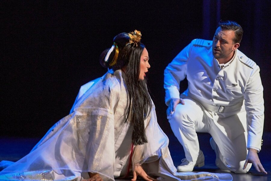 Kristine Opolais als Cio-Cio-San und Freddie De Tommaso als B. F. Pinkerton in der neuen "Madama Butterfly" der Semperoper.