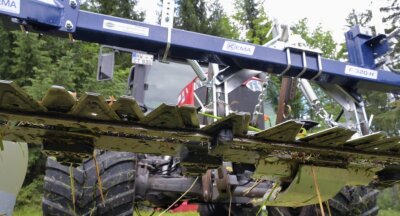 Neue Mähtechnik rettet Käfer & Co - Der Balken am Traktor ist mit Klingen ausgestattet, die wie eine Schere funktionieren und so die Pflanzen abschneiden. 
