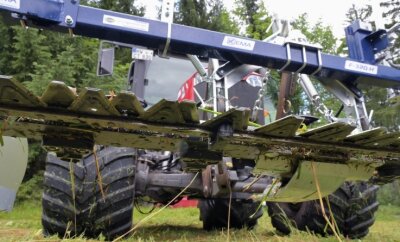 Neue Mähtechnik rettet Käfer & Co. - Der Balken am Traktor ist mit Klingen ausgestattet, die wie eine Schere funktionieren und so die Pflanzen abschneiden. 