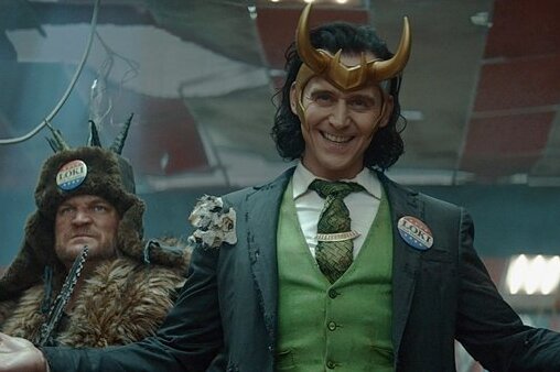 Hintersinnig-finsterer Gott des Schabernacks: Tom Hiddleston (Mitte). 