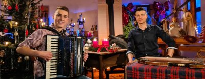 Neue MDR-Weihnachtssendung aus dem Erzgebirge: Grünhainer folgt auf Marianne Martin - In seiner erste Sendung begrüßt Florian Stölzel (r.) mit Julien Rauen einen jungen Drebacher, der als " 's Berschl" Musik macht. 