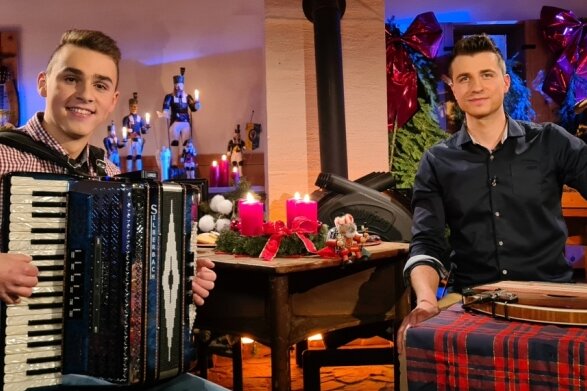 Neue MDR-Weihnachtssendung aus dem Erzgebirge: Grünhainer folgt auf Marianne Martin - In seiner erste Sendung begrüßt Florian Stölzel (r.) mit Julien Rauen einen jungen Drebacher, der als " 's Berschl" Musik macht. 