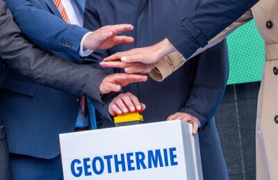 Neue Messungen sollen Weg für Geothermie-Kraftwerk ebnen - Mit einem Knopfdruck wird eine Geothermieanlage der Stadtwerke Schwerin feierlich eröffnet.