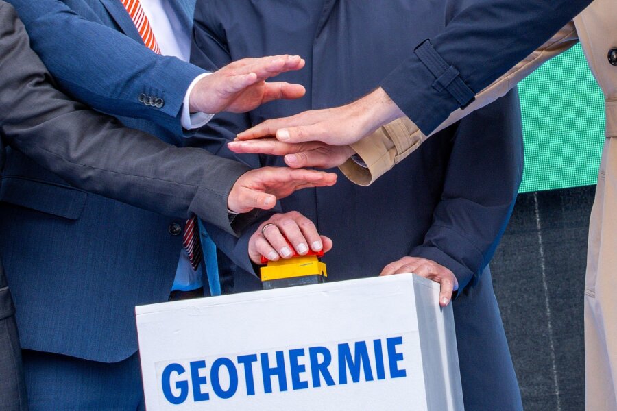 Neue Messungen sollen Weg für Geothermie-Kraftwerk ebnen - Mit einem Knopfdruck wird eine Geothermieanlage der Stadtwerke Schwerin feierlich eröffnet.