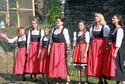 Neue Musikreihe belebt sanierte Burgruine Elsterberg - Die Grünbacher Folkloristen um Erika Reuther (links) gaben am Samstag auf der Burgruine Elsterberg ein Konzert.