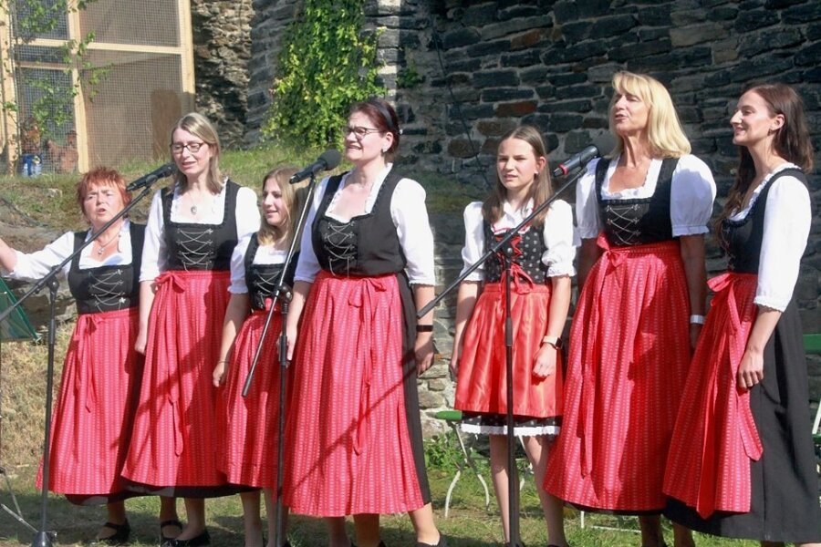 Die Grünbacher Folkloristen um Erika Reuther (links) gaben am Samstag auf der Burgruine Elsterberg ein Konzert.