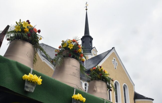 Die drei neuen Glocken sind am Sonntag zur Kirche in Neundorf mit einem Traktorgespann herangebracht worden.