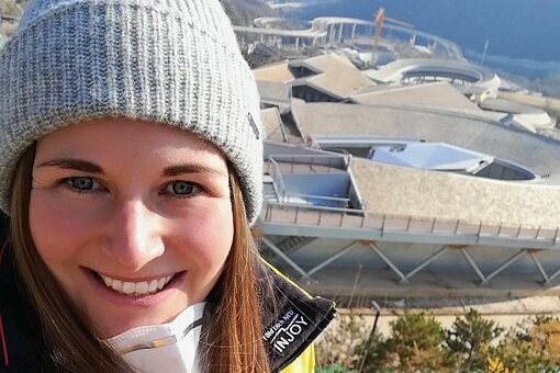 Selfie mit Olympiabahn: Stolze 1900 Meter lang ist die Eisschlange im Jundu-Shan-Gebirge, sie hat 16 Kurven und eine Höhendifferenz von 127 Metern zwischen Herrenstart und Ziel. Für die Damen sind es zwei Kurven und jeweils ein paar Meter weniger. Julia Taubitz hat sich sofort in die Anlage verliebt.