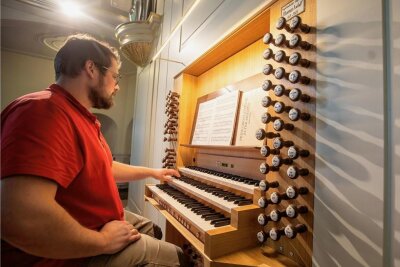 Neue Orgel der Plauener Lutherkirche ertönt erstmals am Pfingstsonntag - Letzte Handgriffe: Raphael Wolf beim Einspielen am neuen Orgeltisch. 